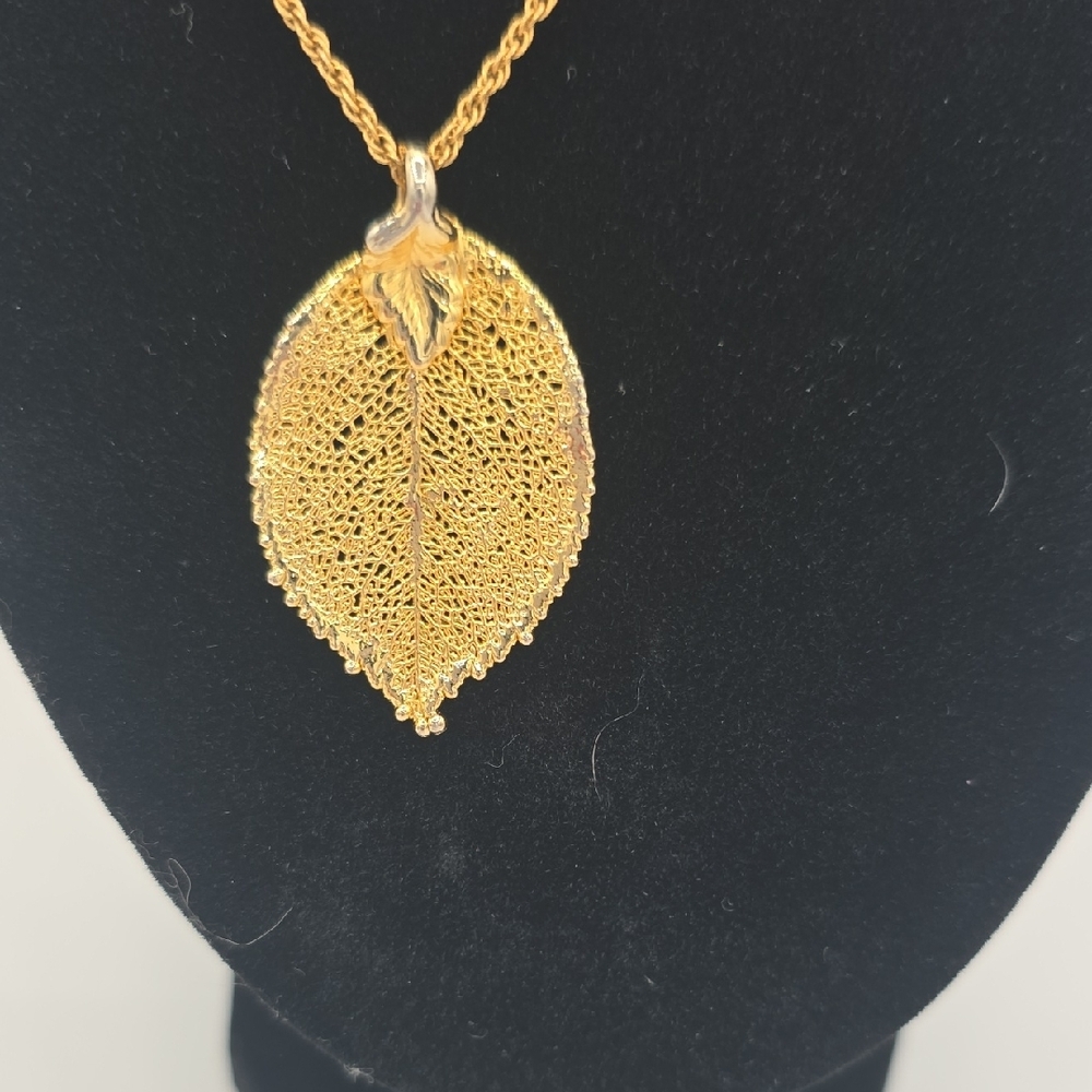 Elegant Gold Leaf Pendant Necklace - Picture 3 of 4